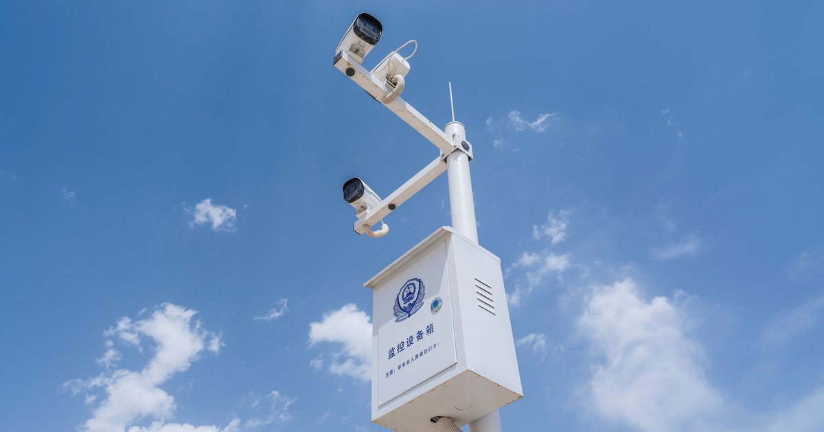 Automated license plate reader camera on a city street, central to the Chrisanna Elser Flock Safety lawsuit.