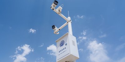 Automated license plate reader camera on a city street, central to the Chrisanna Elser Flock Safety lawsuit.