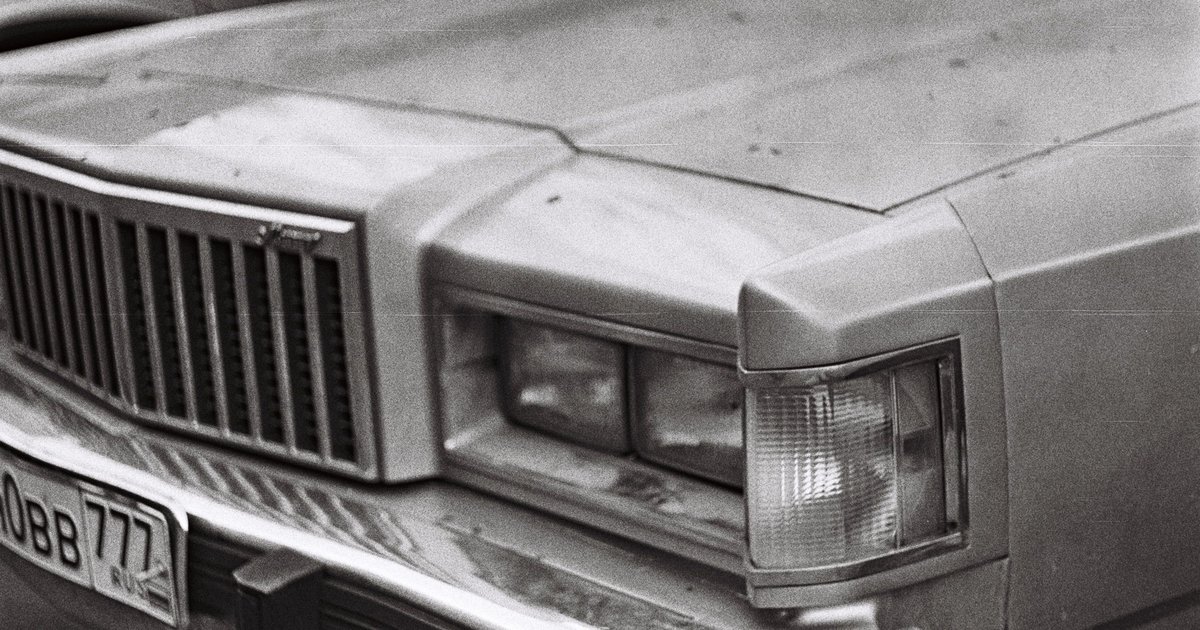 Driver using a smartphone to claim a license plate on PlateQuery and make it private