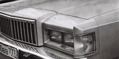 Driver using a smartphone to claim a license plate on PlateQuery and make it private