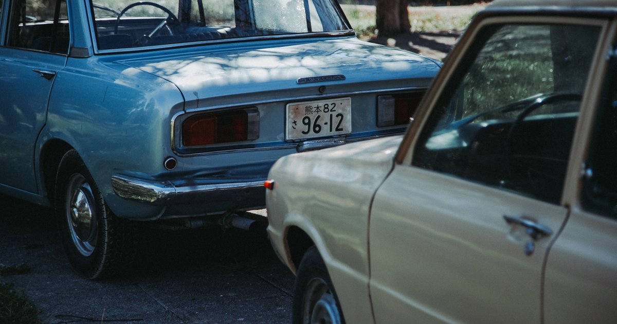 Close-up of a car's rear license plate representing an online license plate number search lookup